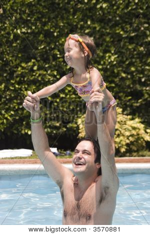 Père et fille dans la piscine