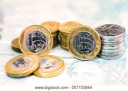 Details Of Banknotes Of 100 Reais From Brazil, And Brazilian Coins, With Selective Focus, Background
