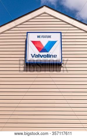 Pittsburgh, Pennsylvania, Usa 3/22/20 A We Feature Valvoline Sign On The Side Of A Building. Valvoli