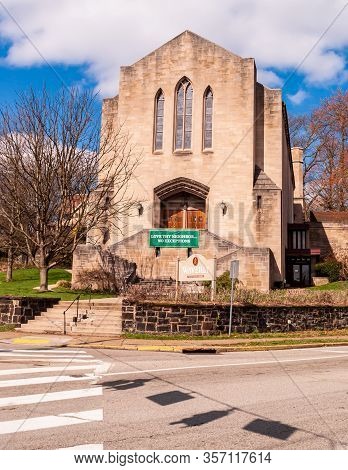 Pittsburgh, Pennsylvania, Usa 3/22/20 The Waverly Presbyterian Church On The Corner Of South Braddoc