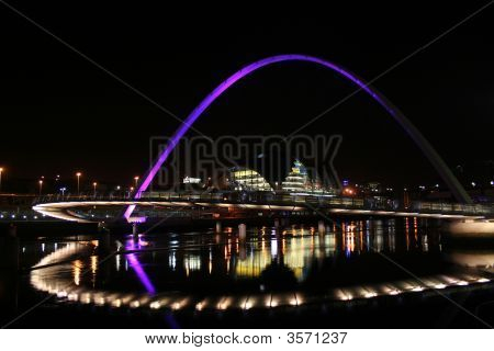 Newcastle Millenium Bridge a Sage Gateshead v noci