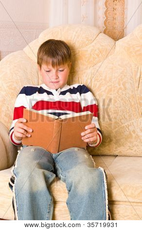 ragazzo legge libro su divano