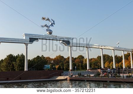 Tashkent, Uzbekistan - November 3, 2019: Ezgulik Arch On Independence Square In Tashkent. Mustaqilli