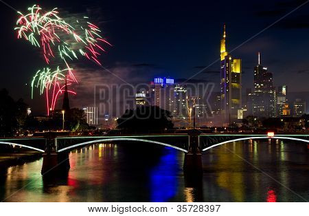Fyrverkeri över Frankfurt