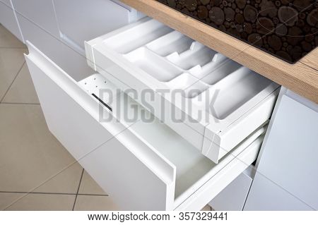 Solution For Placing Kitchen Utensils In Modern Kitchen - Horizontal Sliding Pullout Drawer Shelves 