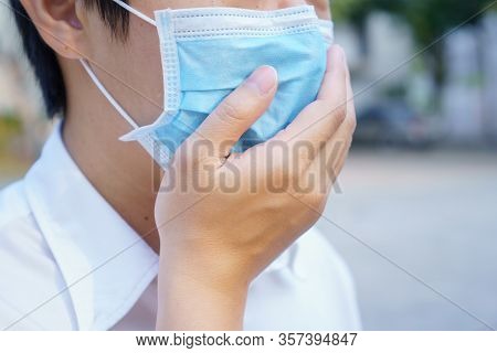 Handsomeman Wearing Face Mask Protect Filter Against Air Pollution (pm2.5) Or Wear N95 Mask. Protect