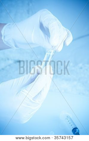 fiala in una mano