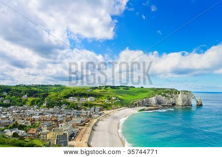 Etretat Köyü ve Plajı, Aval uçurum. Normandy, Fransa.