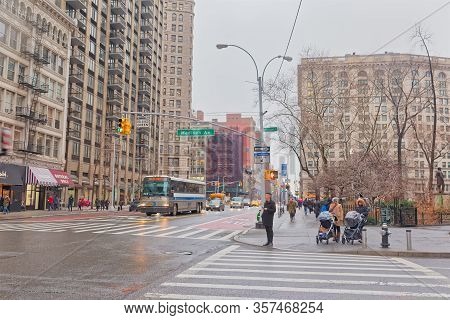 New York, Usa - January 16, 2018: Pedestrian Waiting For The Traffic Light At The Intersection Betwe