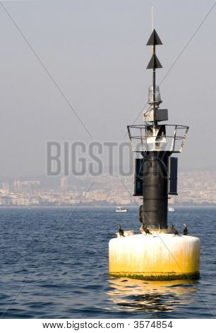 Deniz üzerinde küçük fener