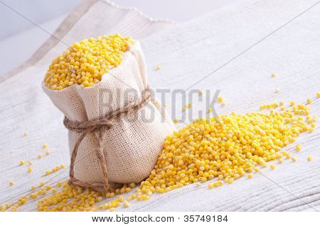 Miglio crudo nel sacco piccolo