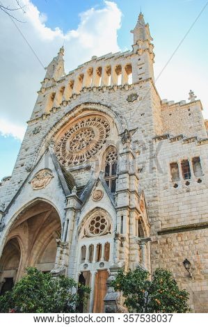 Soller, Mallorca / Spain - March 22 2018: Few Toruists Walking In The Town Center Of Soller During E