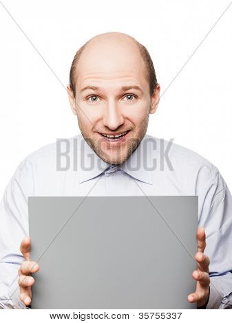 Calvo mano de hombre sonriente con tarjeta en blanco vacío gris