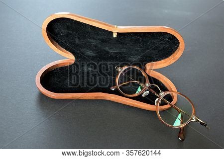 Spectacles With A Matching Glasses Case Of Wood - Buyers Like To Buy Spectacles Cases Matching To Th