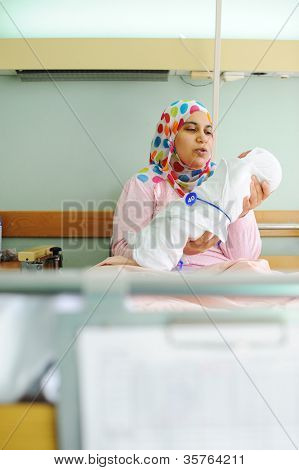 Güzel yeni doğan bebek anne elinde.