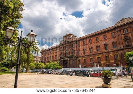 Taranto, Italy - May 7, 2018: Square Of Giardini Piazza Garibaldi And Old Building, Street Lights, P