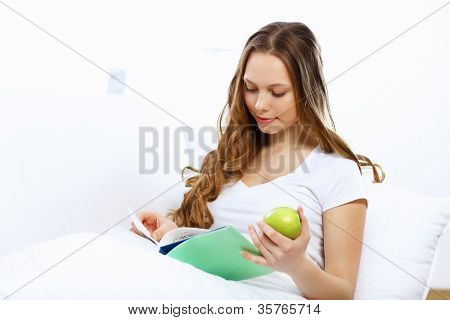 Bir defter ile oturan genç kadın portresi