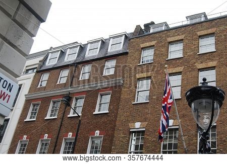 London / England, Uk - April 8, 2008: Savile Row Is The Palace Where A Famous Group Play On The Roof