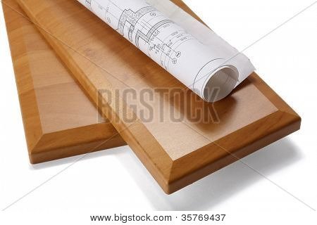 Holzbrett und Plan auf weißem Hintergrund