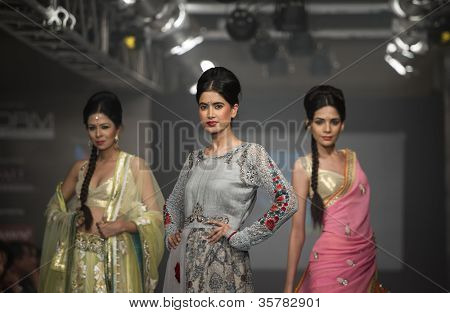 CHENNAI - 21 juli: A model gåture på rampen fremvisning designer Anuradhaa Bisani arbejde under at Ch