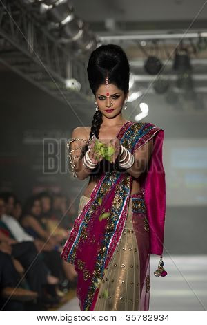 CHENNAI - 21 juli: A model gåture på rampen fremvisning designer Anuradhaa Bisani arbejde under at Ch