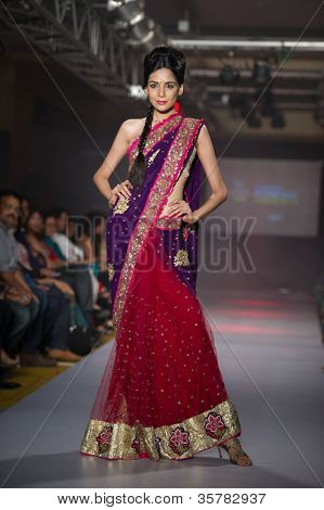 CHENNAI - 21 de julho: A modelo anda na rampa mostrando designer Anuradhaa Bisani trabalhar durante o Ch