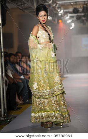 CHENNAI - 21 juli: A model gåture på rampen fremvisning designer Anuradhaa Bisani arbejde under at Ch