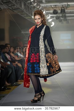 CHENNAI - 21 juli: A model gåture på rampen fremvisning designer Anuradhaa Bisani arbejde under at Ch