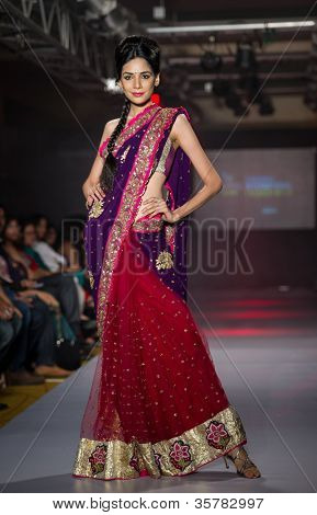 CHENNAI - 21 juli: A model gåture på rampen fremvisning designer Anuradhaa Bisani arbejde under at Ch