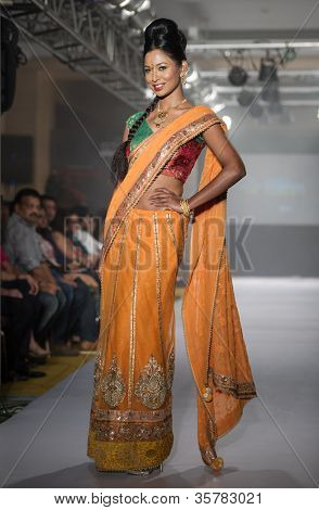 CHENNAI - 21 juli: A model gåture på rampen fremvisning designer Anuradhaa Bisani arbejde under at Ch