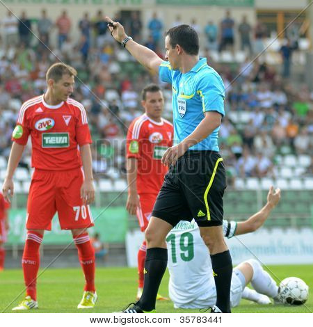 KAPOSVAR, Ungheria - 4 agosto: Istvan Vad II. (arbitro) in azione a un Championsh nazionale ungherese
