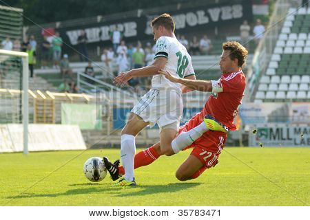 KAPOSVAR, Ungheria - 4 agosto: Benjamin Balazs (in bianco) in azione presso un campione nazionale ungherese