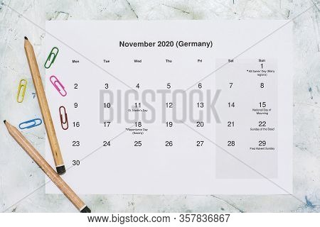 Monatskalender November 2020. Translation: Monthly November 2020 Calendar. Paper November Month Cale
