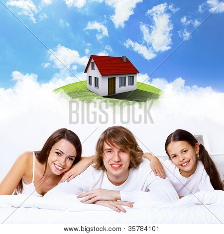 Ung familie med en datter og hus
