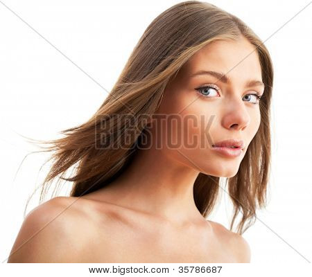 Bella donna semi-vestita con magnifici capelli