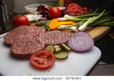 Připraven ke grilování hamburgery