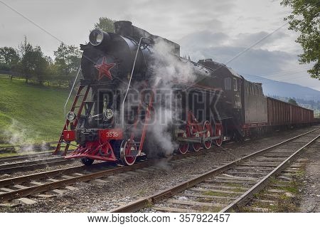 Yasinya, Ukraine - August 29, 2016: Old Soviet Locomotive At The Station Yassin Lviv Railway