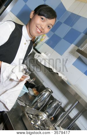 Cameriera lucidatura Ware cucina o posate