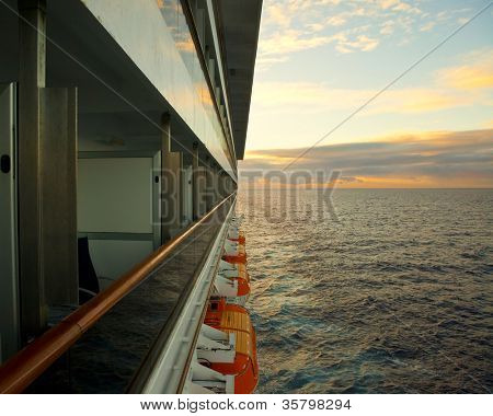 výletní loď z venkovním balkonu po boku lodi, západ slunce a horizont