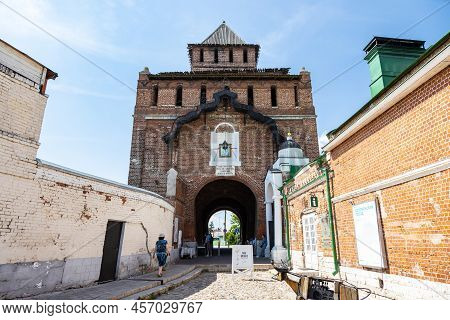 Kolomna, Russia - June 10, 2022: Pyatnitskie Gates Main Front Gate Of Kolomna Kremlin In Old Kolomna