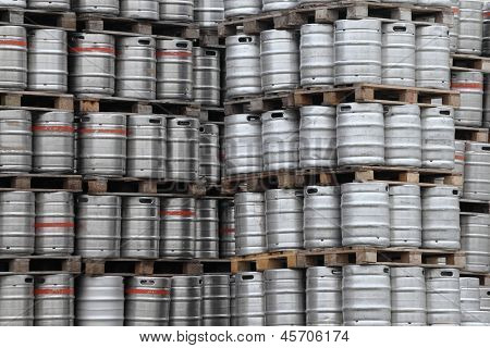 Barili di birra in un birrificio