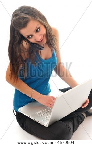 Mladá dívka práce na notebooku