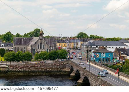 Limerick, Ireland - Lune 4, 2022: Beautiful Limerick Urban Cityscape Over The River Shannon Viewed F