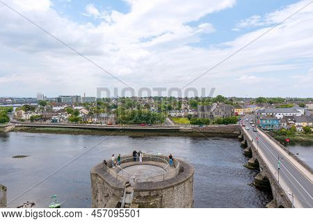 Limerick, Ireland - Lune 4, 2022: Beautiful Limerick Urban Cityscape Over The River Shannon Viewed F