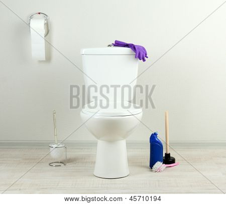 Hvid toiletkummen og renere flaske i badeværelse