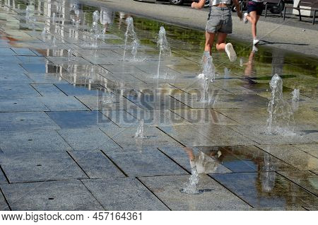 On The Square There Are Spray Nozzles In A Regular Grid Which Spray Upwards According To The Program