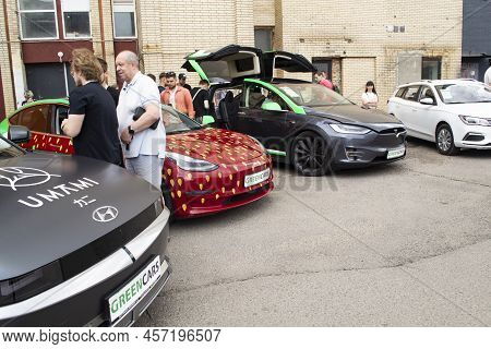 Minsk, Belarus - Juin 18, 2022: Electric Supercars Presented At The Annual Greencars Day 2022.