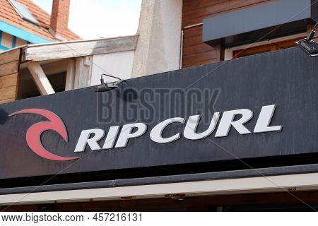 Bordeaux , Aquitaine  France - 06 25 2022 : Rip Curl Text Brand And Logo Sign Facade Shop Of Surf Bo