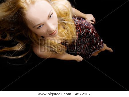Donna come una Medusa nell'acqua scura