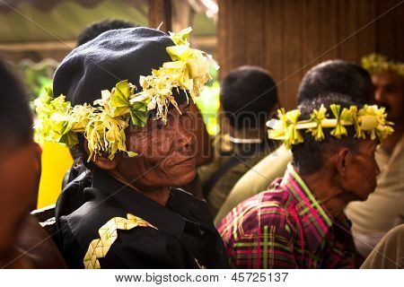 BERDUT, Malezja - 8 kwietnia: Niezidentyfikowane stary człowiek Orang Asli w jego wiosce na 8 kwietnia 2013 r. w Berdut, M